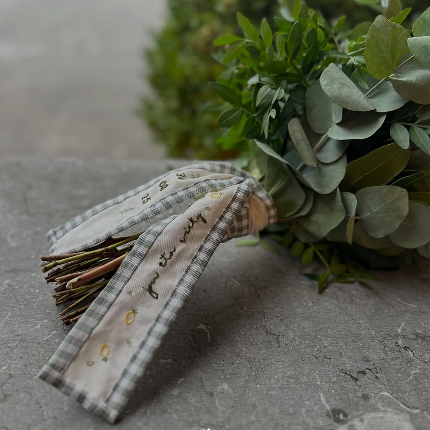 Cinta de ramo personalizada y detalle floral